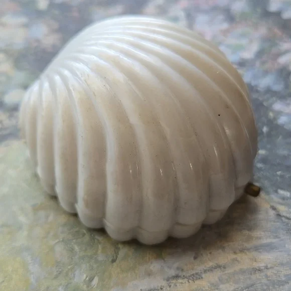 Vintage Plastic Clam Shell Ring Box - Picture 4 of 10